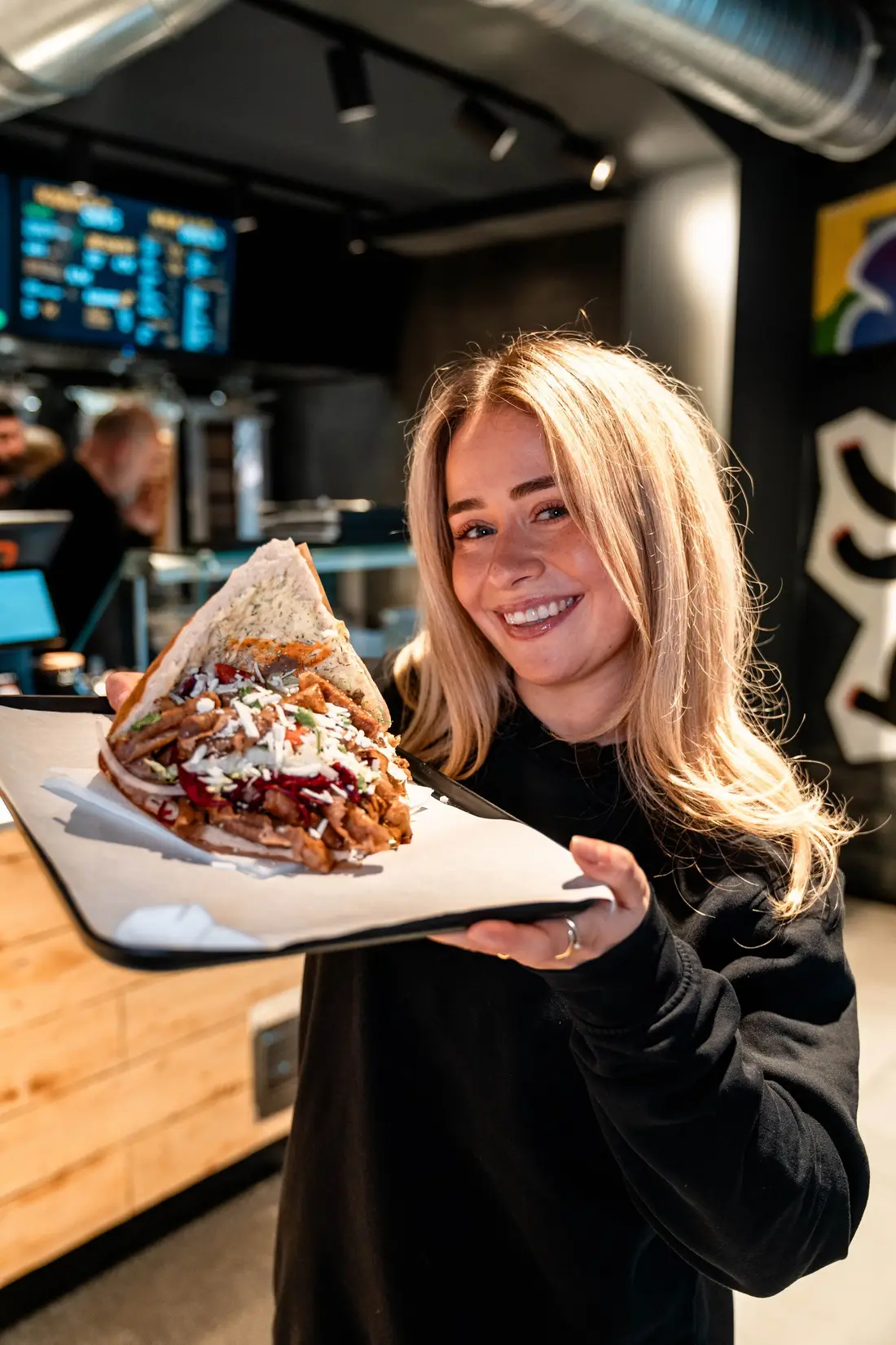 Das Team von KEBABO an der Theke in Kassel